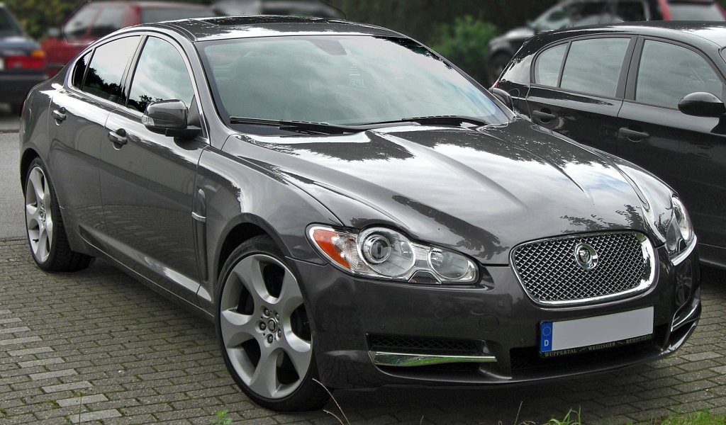 Черный Jaguar XF