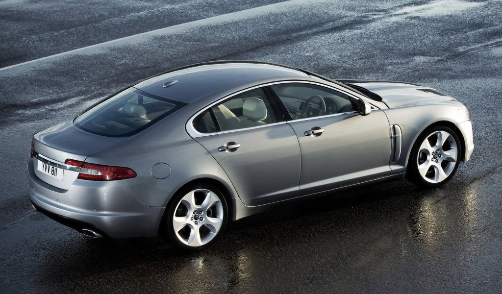Серебристый Jaguar XF