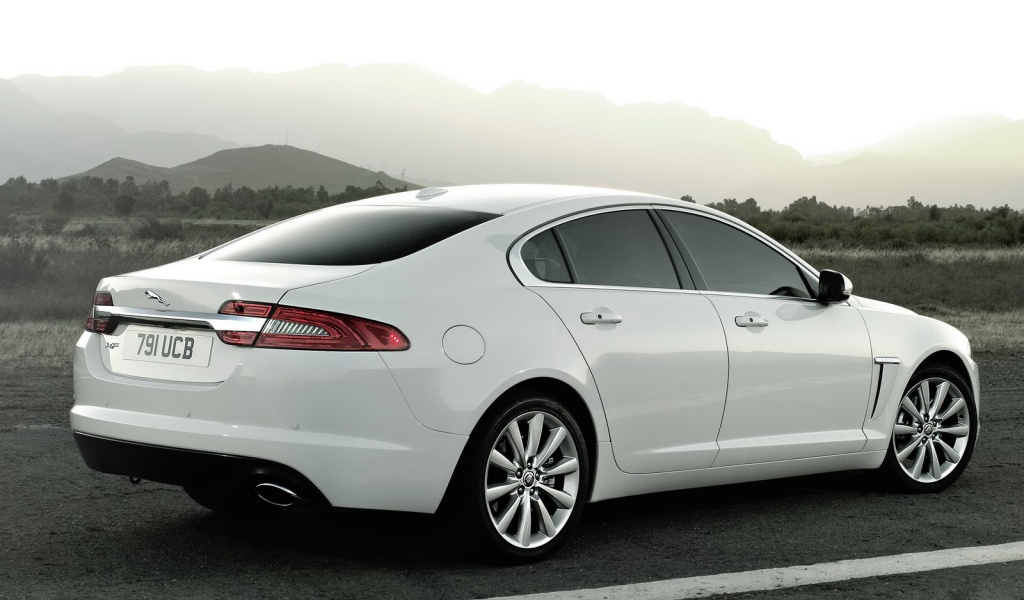Белый Jaguar XF
