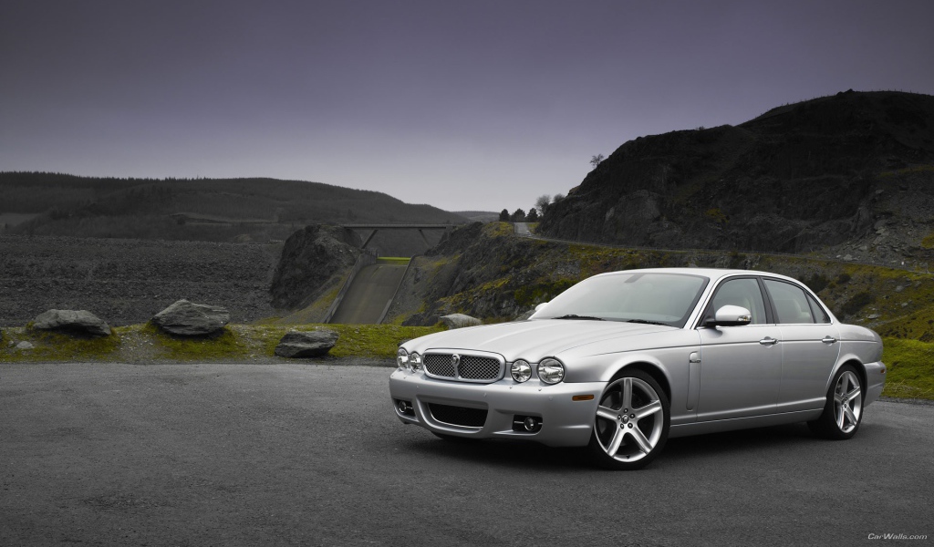 Белый автомобиль Ягуар