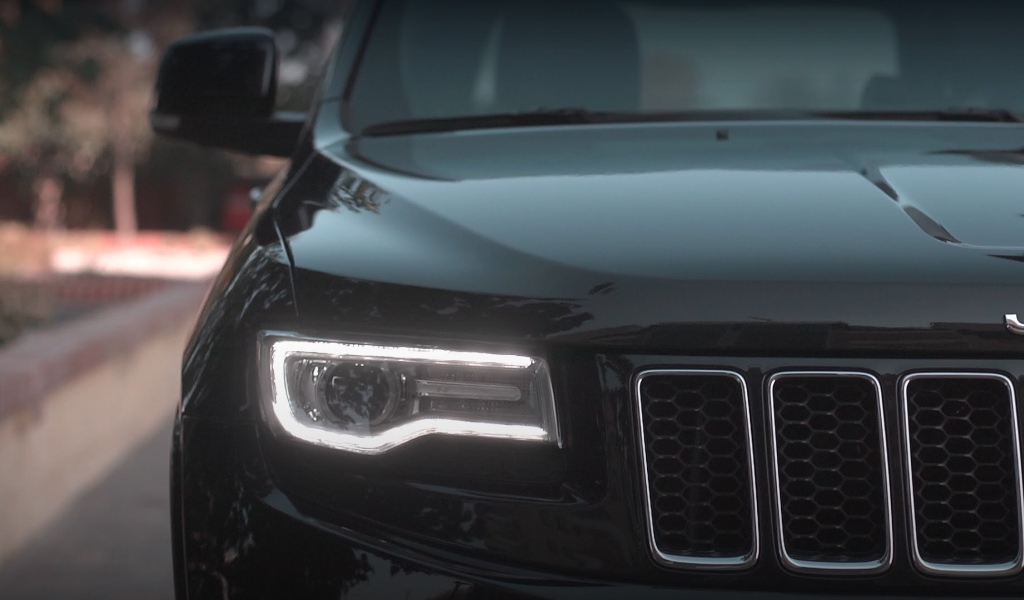 Красивый автомобиль Джип Гранд Чероки 2014