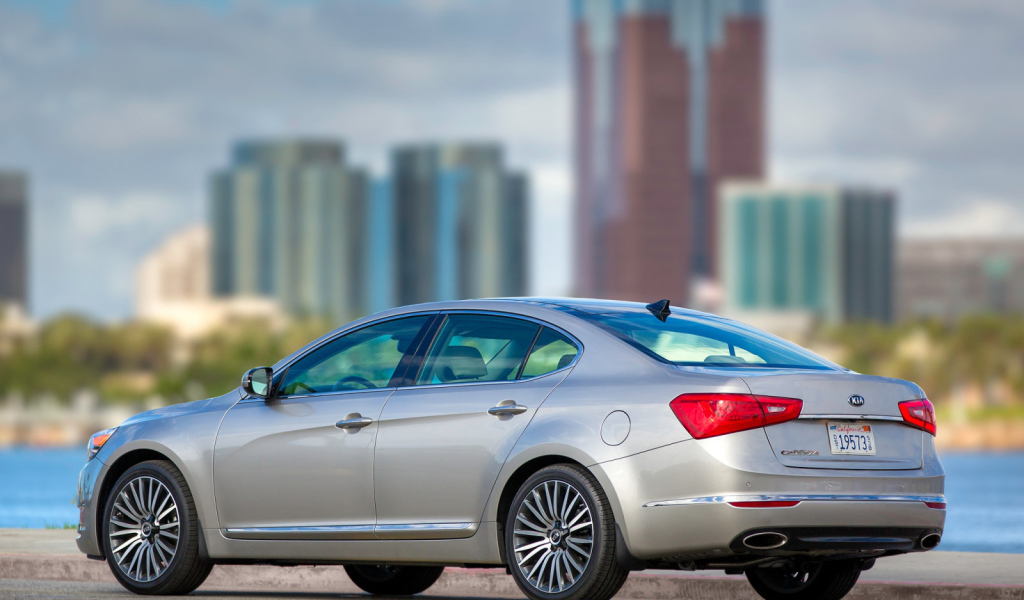 Красивый автомобиль Kia Cadenza 2014 годав Москве