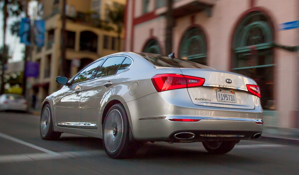 Автомобиль Kia Cadenza 2014 года на дороге