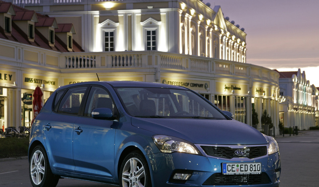 Автомобиль Kia Ceed на дороге