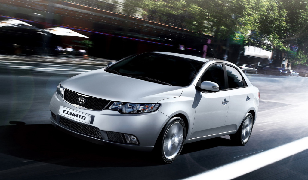  Автомобиль Kia Cerato на дороге