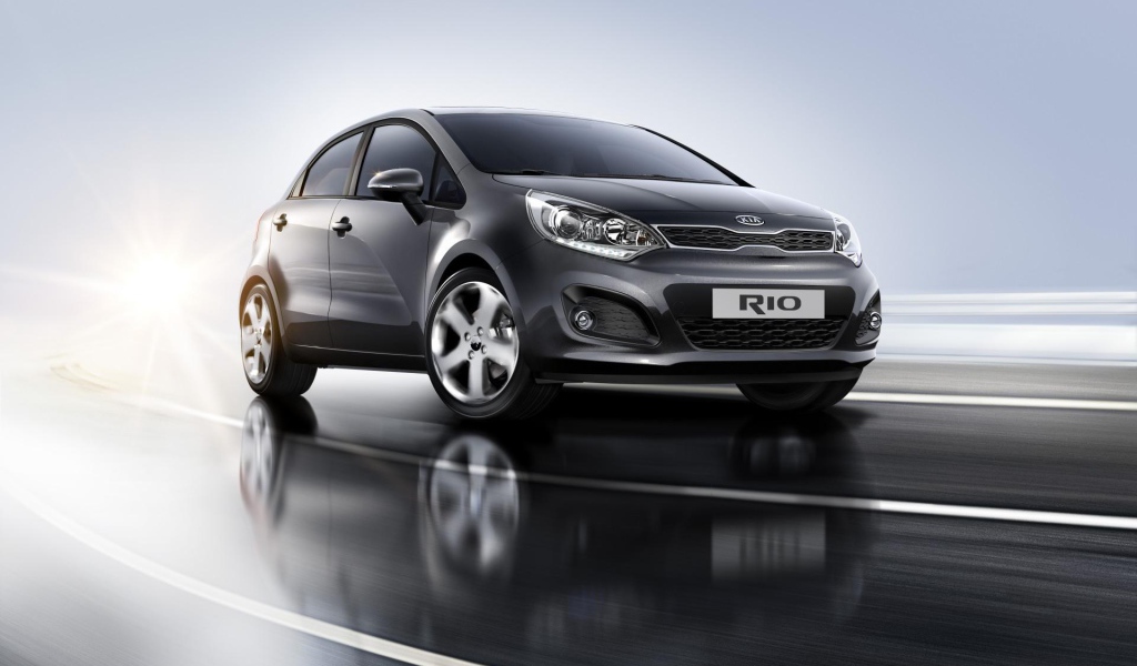 Автомобиль Kia  Rio на дороге