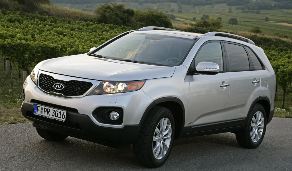  Автомобиль Kia Sorento на дороге