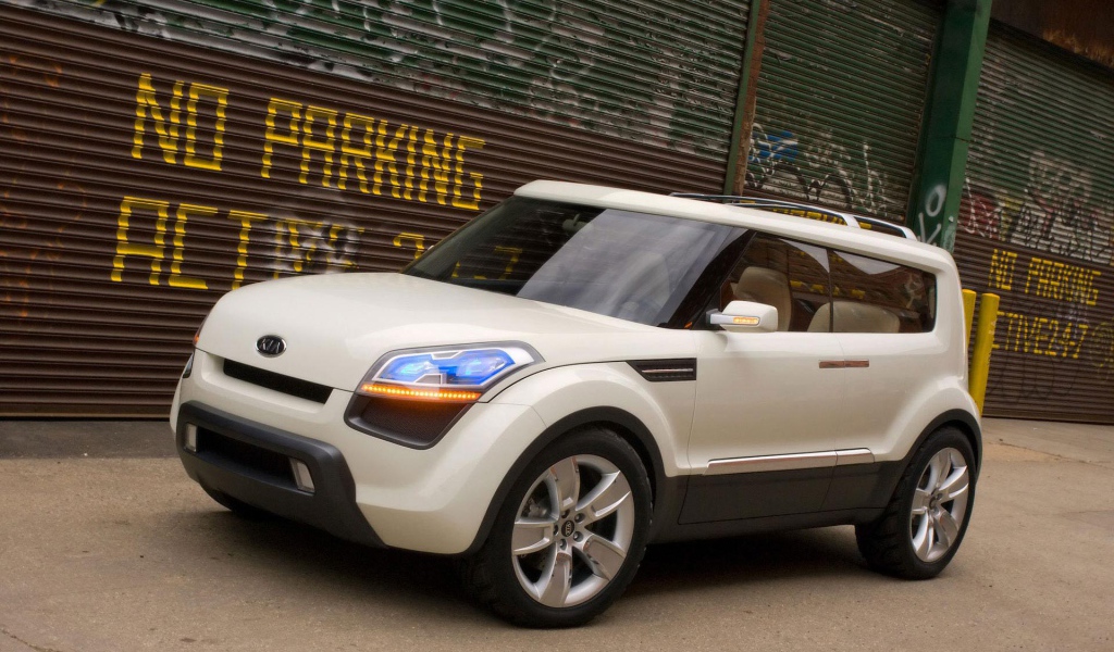 Автомобиль Kia Soul на дороге