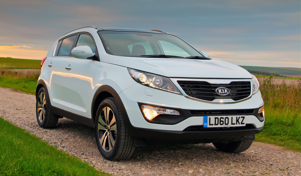  Автомобиль Kia Sportage на дороге