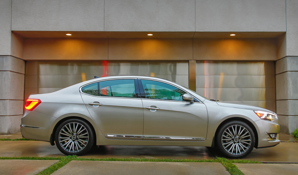 Надежная машина Kia Cadenza 2014 года