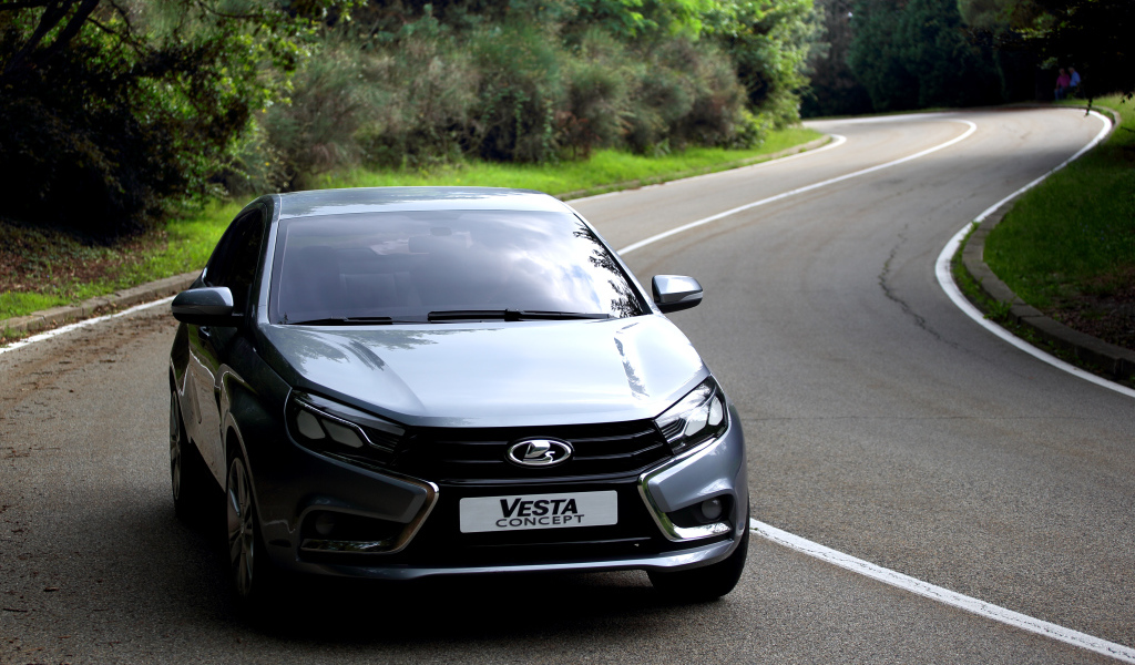 Черная Лада Веста на дороге