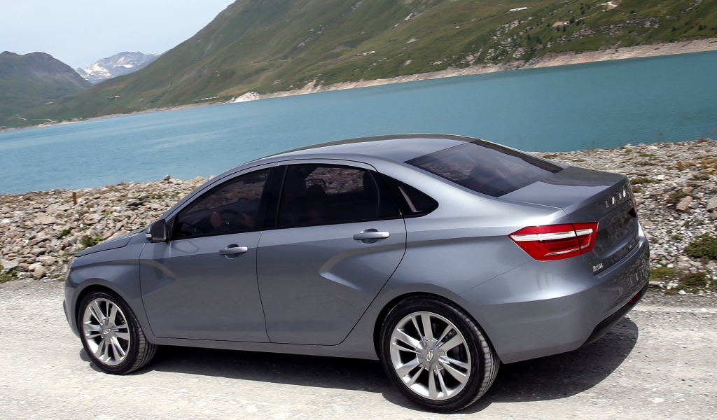 Лада Веста у воды