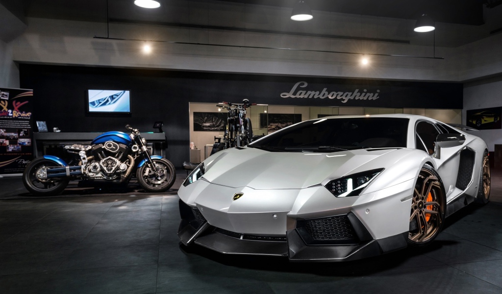 Серебристый Lamborghini Aventador