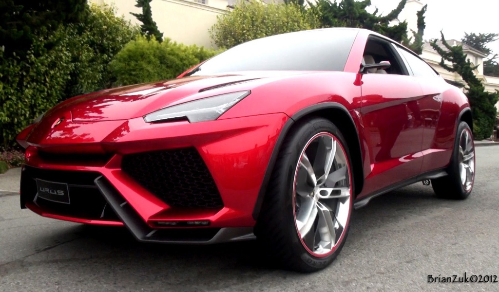 Красивый автомобиль Lamborghini Urus