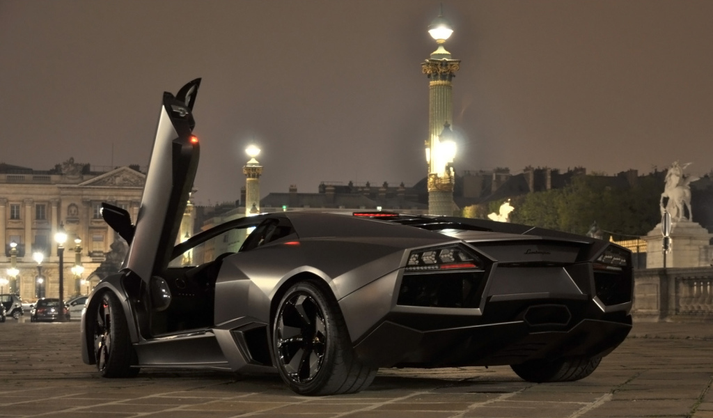 Автомобиль марки Lamborghini модели Reventon