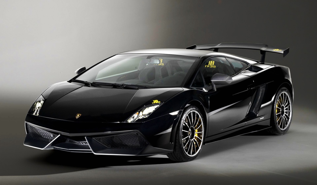 Автомобиль Lamborghini Gallardo на дороге