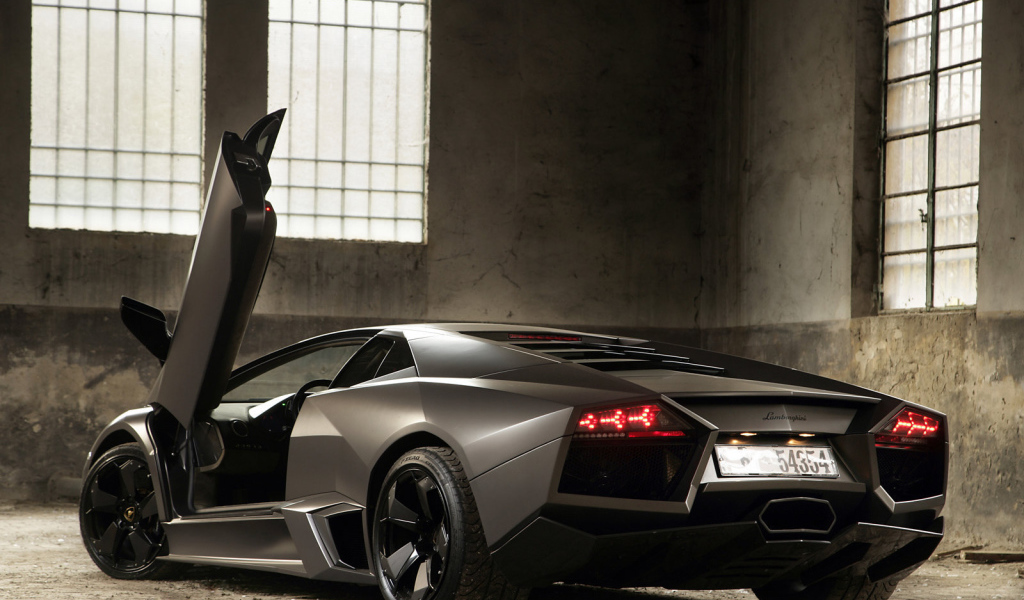 Автомобиль Lamborghini Reventon на дороге