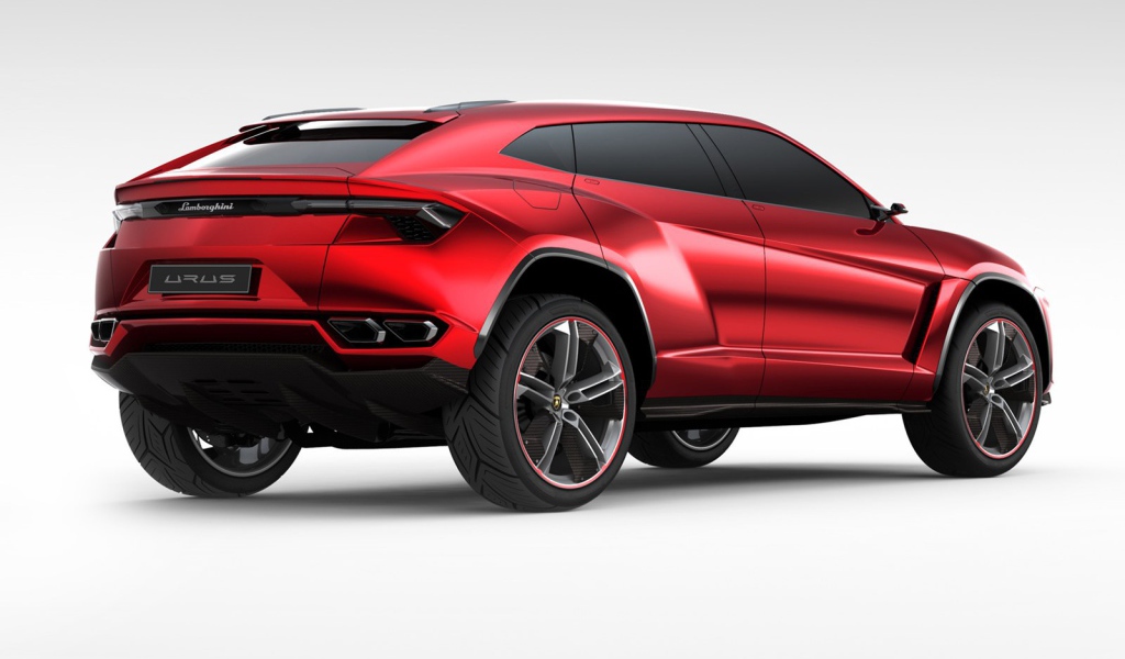 Автомобиль Lamborghini Urus на дороге