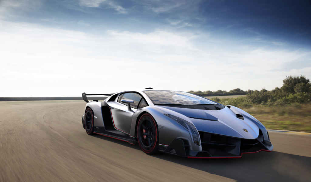 Автомобиль Lamborghini Veneno на дороге