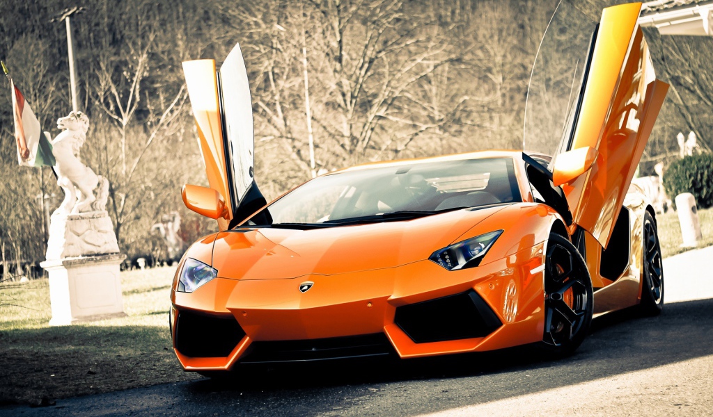 Супер автомобиль Lamborghini Aventador
