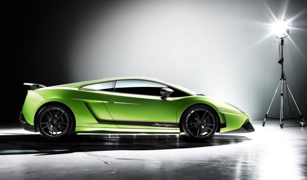 Зеленый Ламборджини около лампы