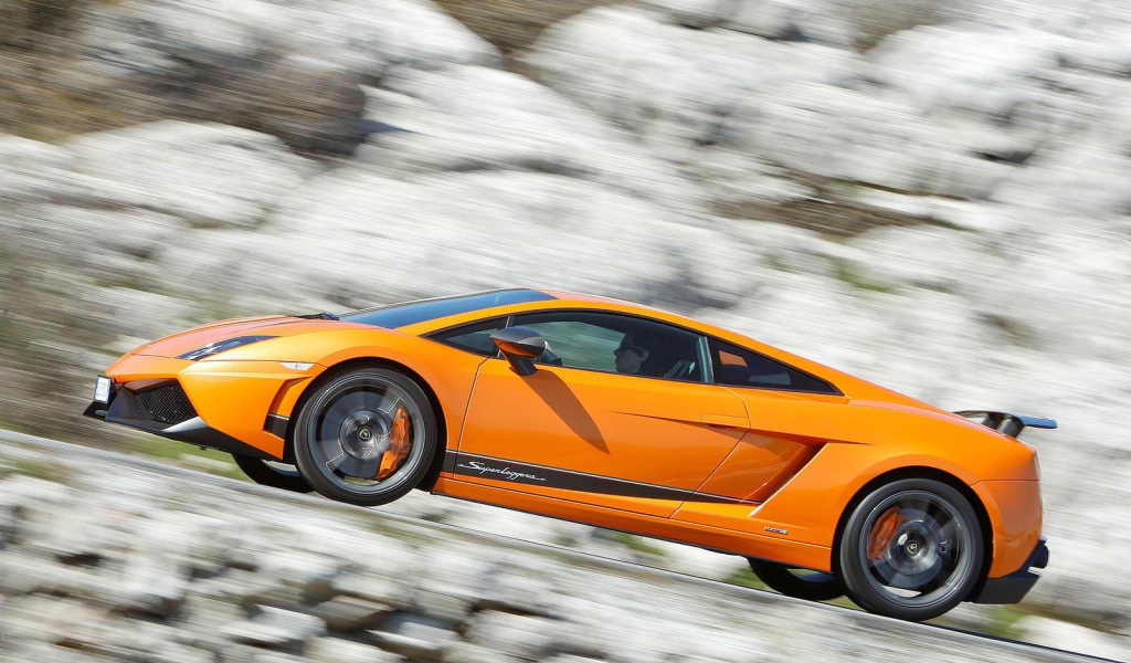 Оранжевый Ламборджини на скорости