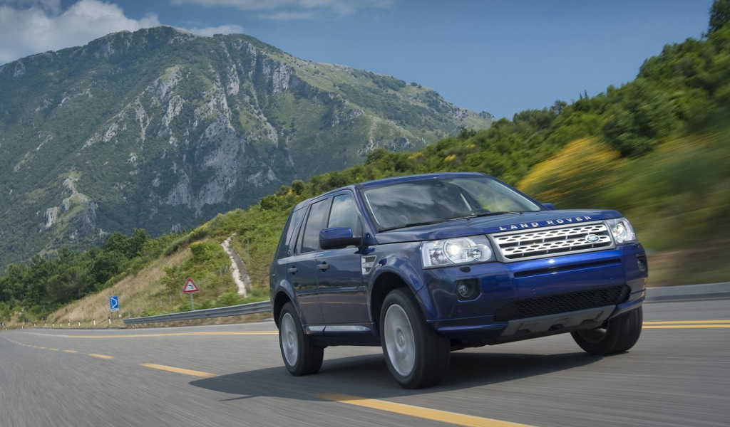 Автомобиль Land Rover Freelander 2 на дороге