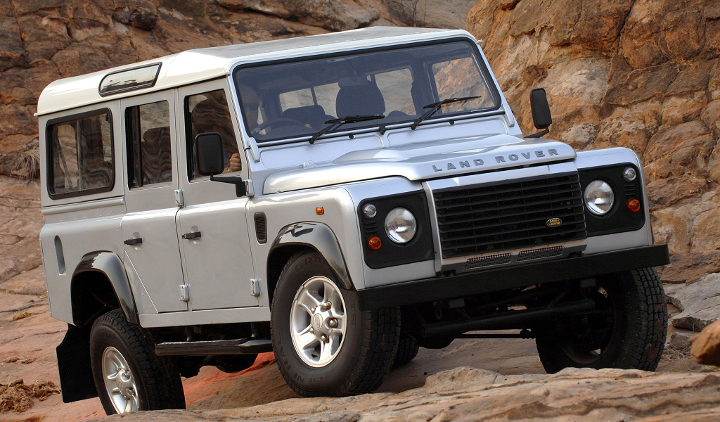 Автомобиль Land Rover Defender на дороге