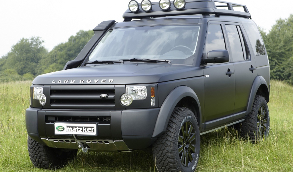  Автомобиль Land Rover Defender на дороге