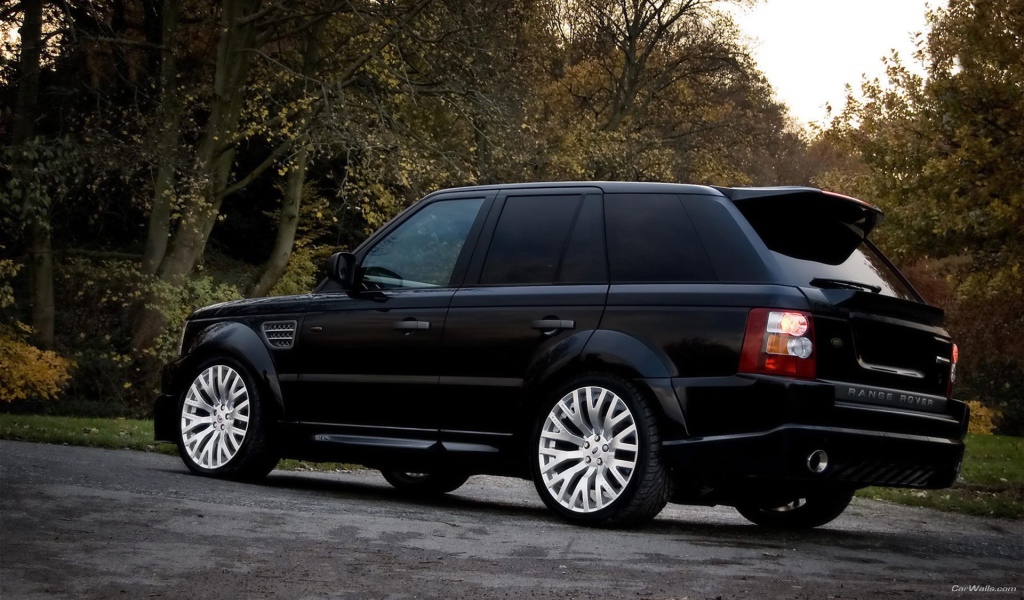 Черный Лэнд Ровер на природе