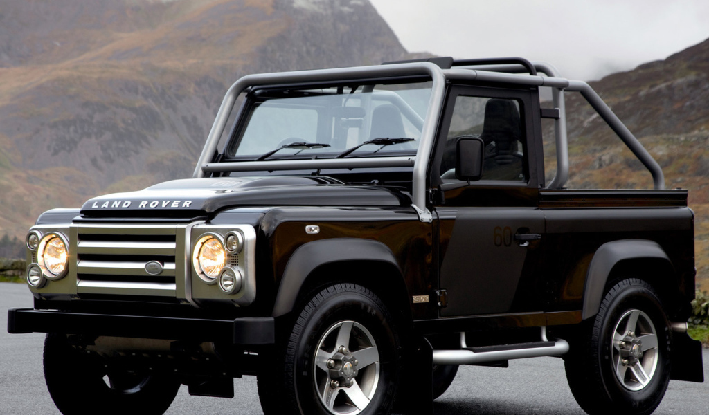 Автомобиль марки Land Rover модели Defender