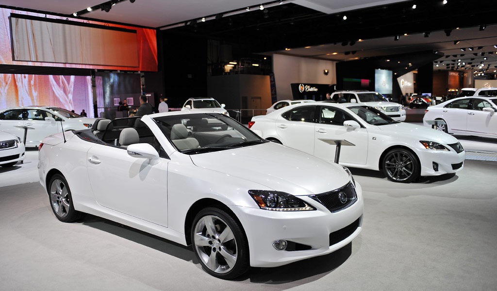 Белый Lexus IS 250 в автосалоне