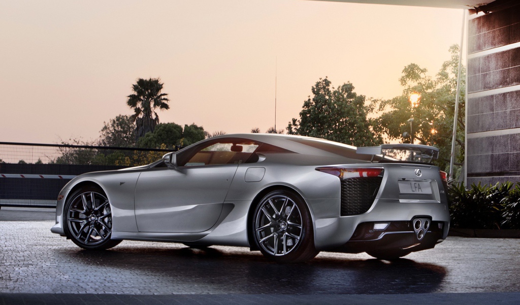 Серебристый Лексус