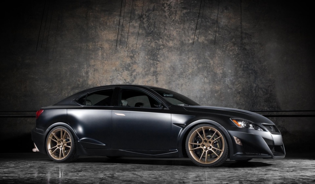 Лексус у бетонной стены