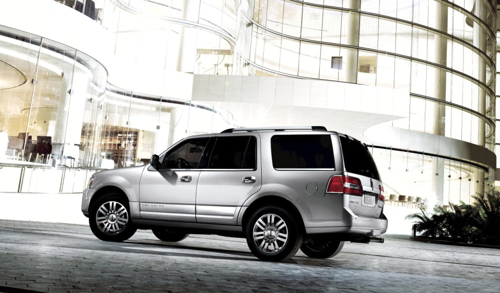 Красивый автомобиль Lincoln Navigator 2014 в Москве