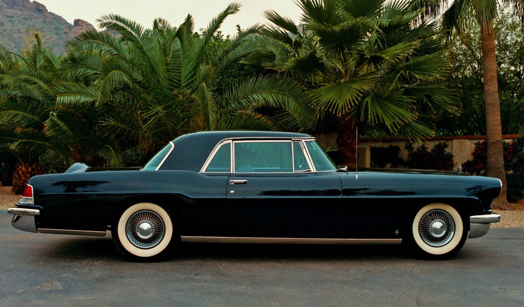 Красивый автомобиль Lincoln Continental в Москве