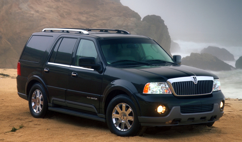 Красивый автомобиль Lincoln Navigator в Москве
