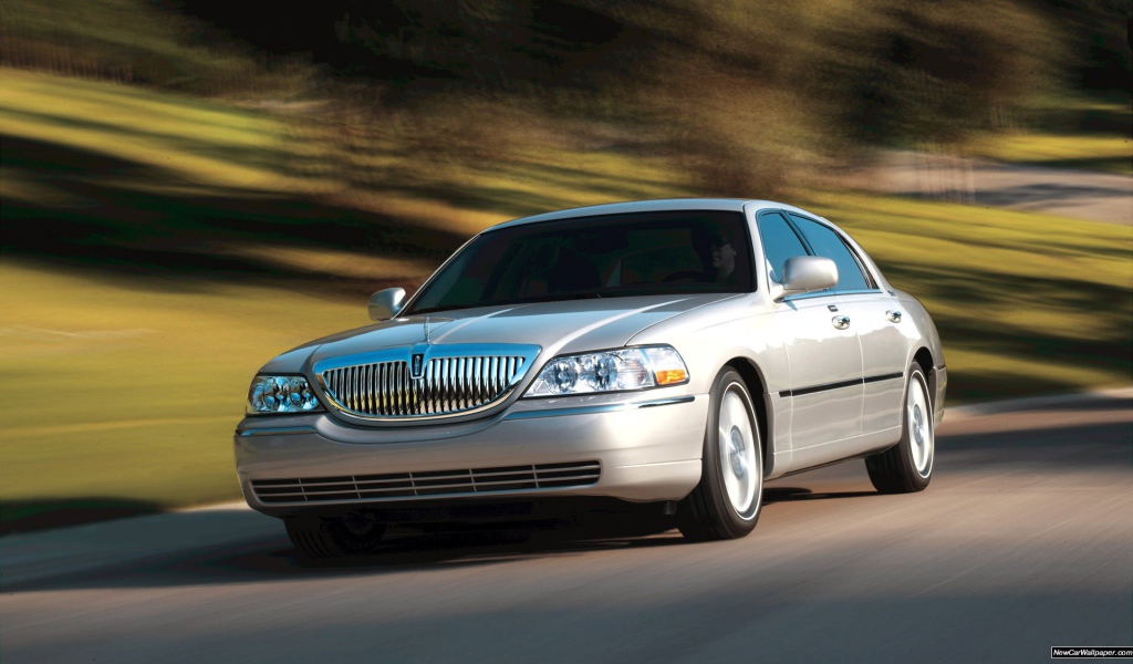 Красивый автомобиль Lincoln Town Car