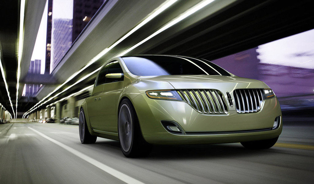 Красивый автомобиль Lincoln Town Car в Москве