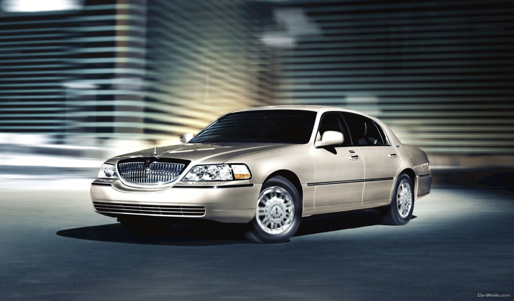 Автомобиль Lincoln Town Car на дороге