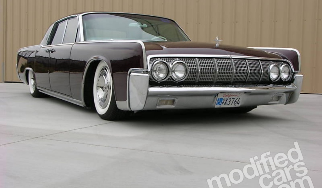 Автомобиль марки Lincoln модели Continental