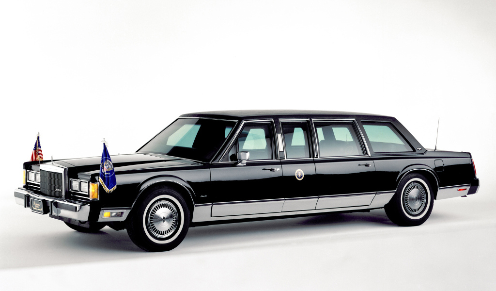 Автомобиль марки Lincoln модели Town Car