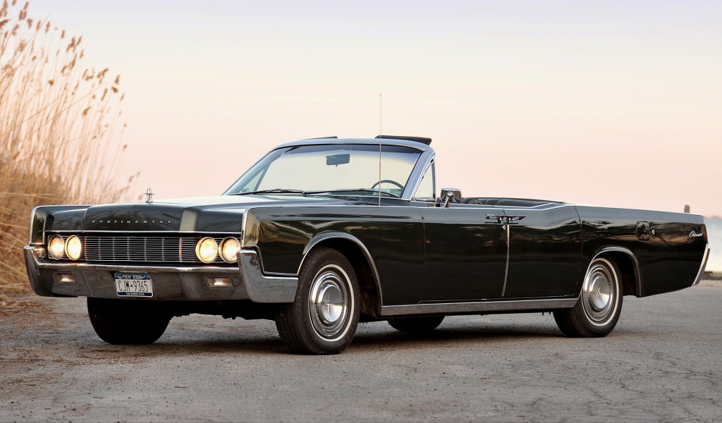 Автомобиль Lincoln Continental на дороге