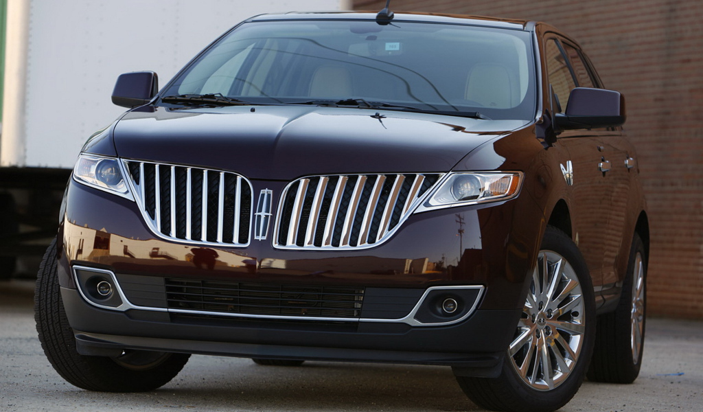 Автомобиль Lincoln MKX на дороге