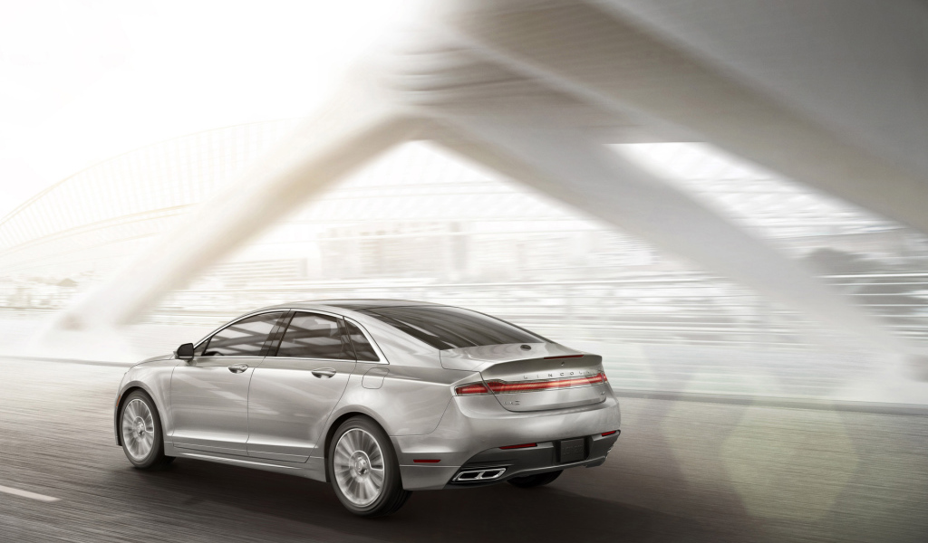 Автомобиль Lincoln MKZ на дороге