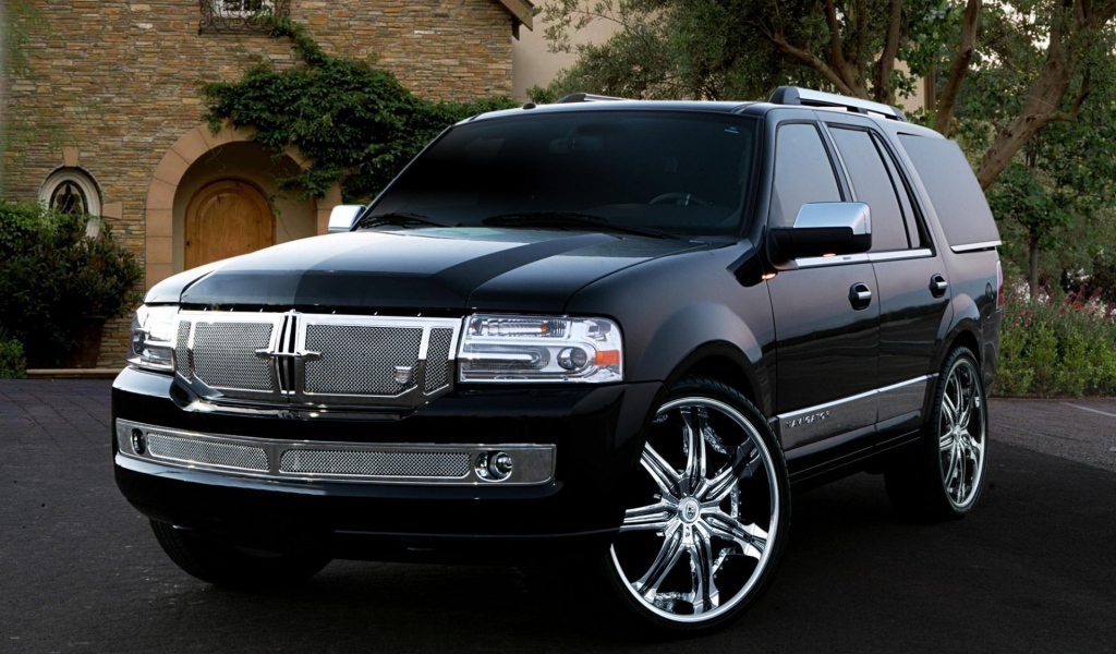 Lincoln Navigator 2014 car on the road 