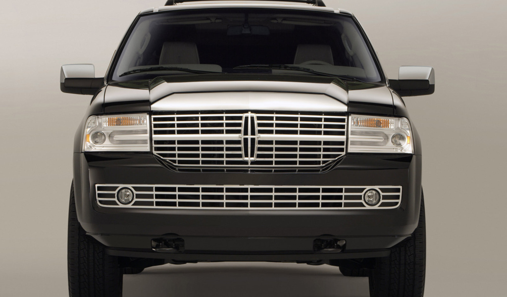 Автомобиль Lincoln Navigator на дороге