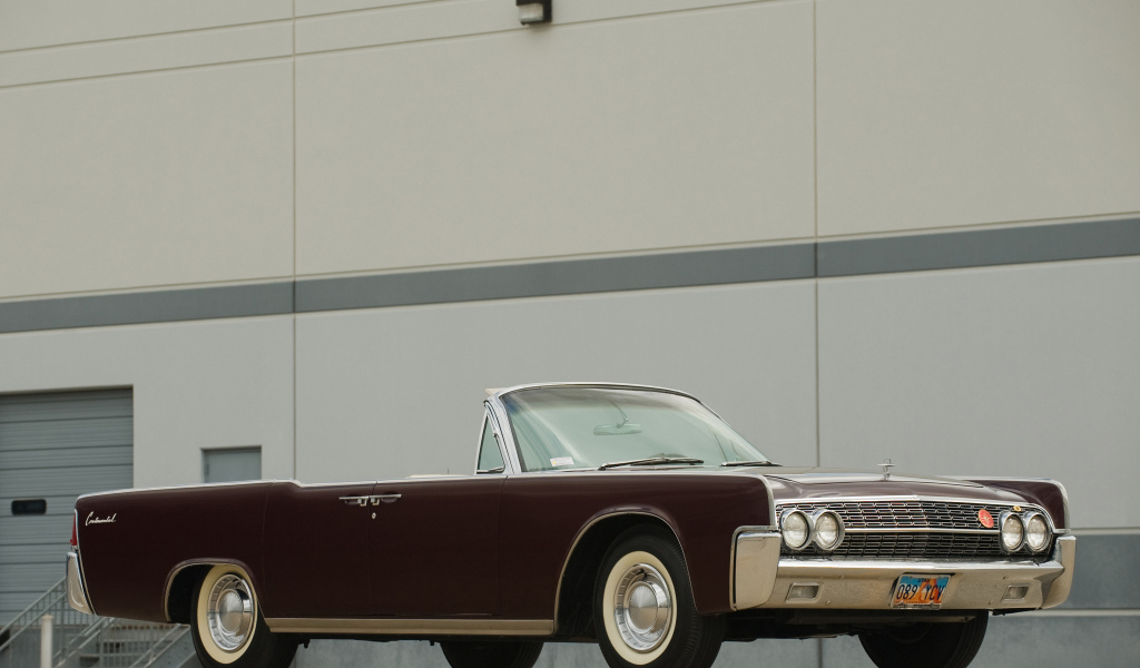 Надежная машина Lincoln Continental