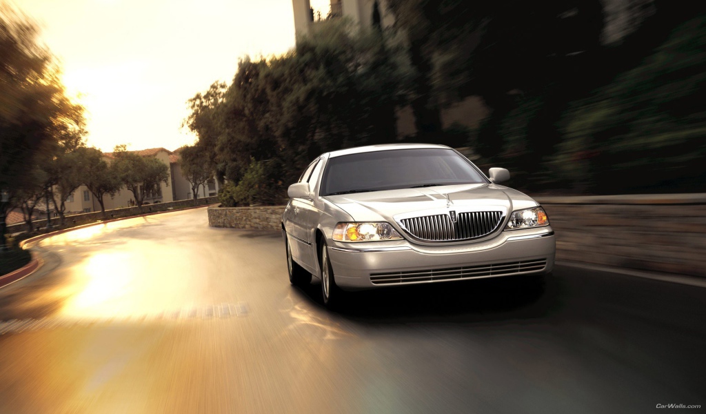 Автомобиль Линкольн на улице