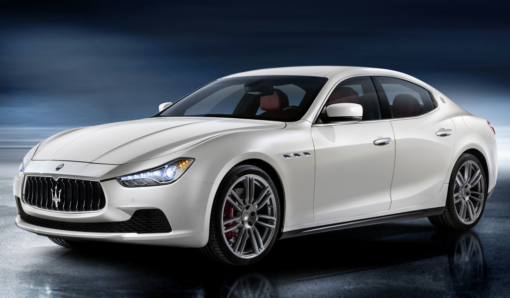 Красивый автомобиль Maserati Ghibli